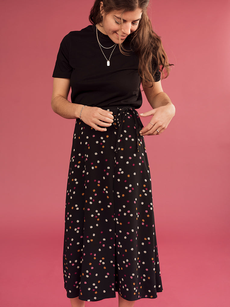 Jupe noire longue fleurie